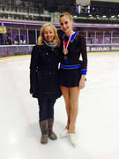 Trainerin C. Houdek, Anita Kapferer mit der Bronze Medaille;