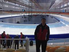 Coach Hannes Wolf zusammen mit Anna Rokita bei der Einzelstreckenweltmeisterschaft in Sochi (RUS).